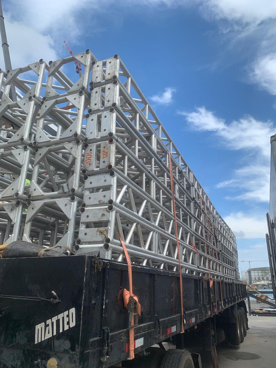 Caminhão carregado com estruturas metálicas para entrega em evento